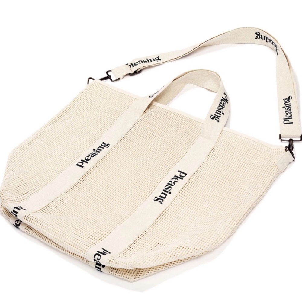 The Pleasing Beach Bag in Black